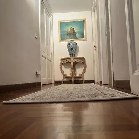 Lounge - *